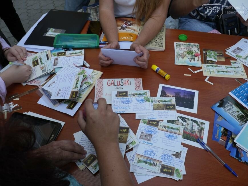 Тернополяни надіслали вітальні листівки у 34 країни світу (ФОТОРЕПОРТАЖ) (фото) - фото 1
