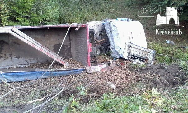 На Тернопільщині зробила сальто вантажівка з буряками (фото) (фото) - фото 1