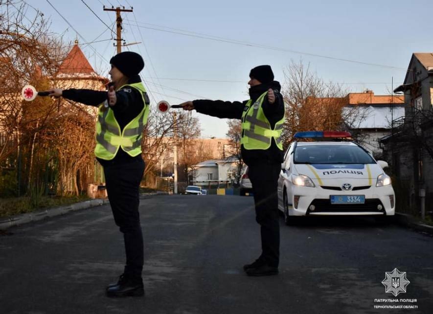 Патрульні вирішили нагадати тернополянам значення жестів регулювальника, аби жителям міста не довелося платити 500 грн штрафу
