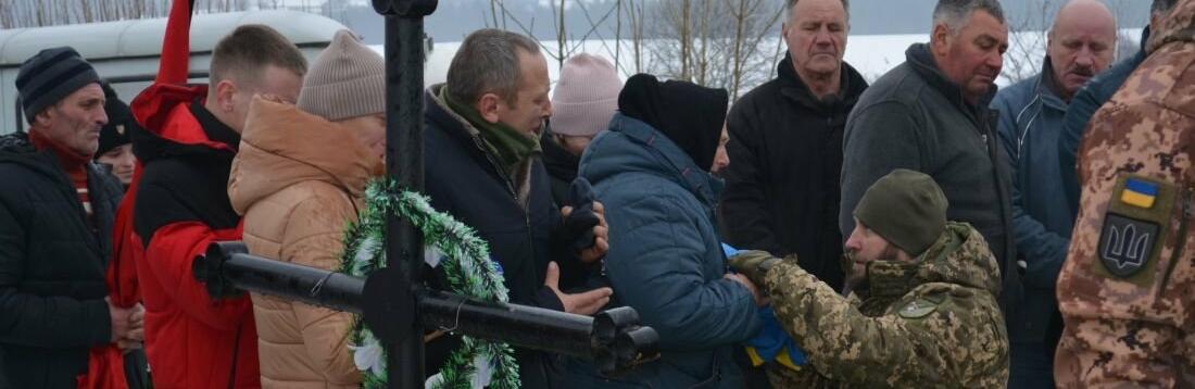 На Тернопільщині в останню дорогу провели воїна, якого не змогли врятували лікарі