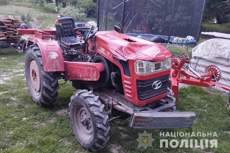 Страшна трагедія: житель Тернопільщини загинув, перекинувшись на тракторі