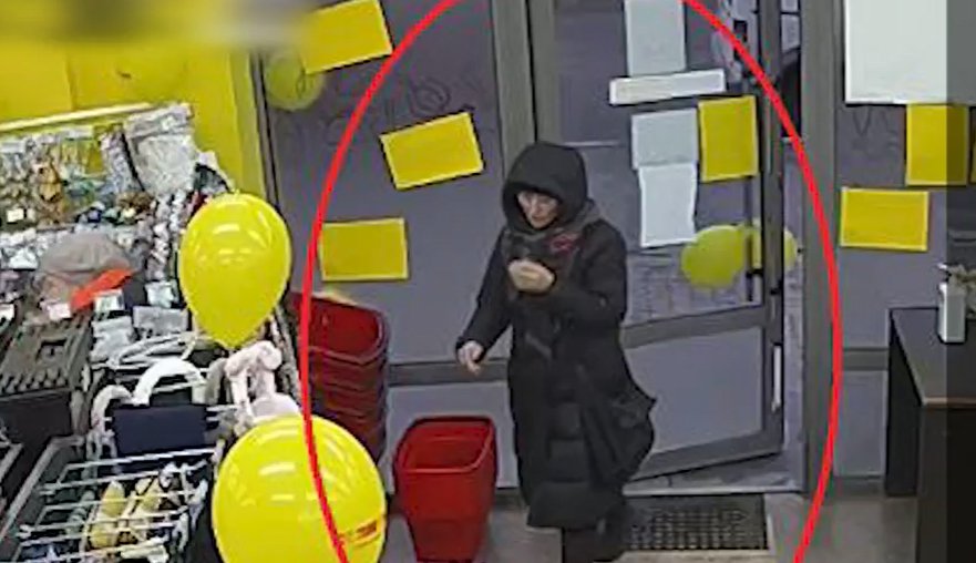 Не підозрювала, що потрапить на камеру: у Тернополі розшукують жінку, яку звинувачують у крадіжці з магазину