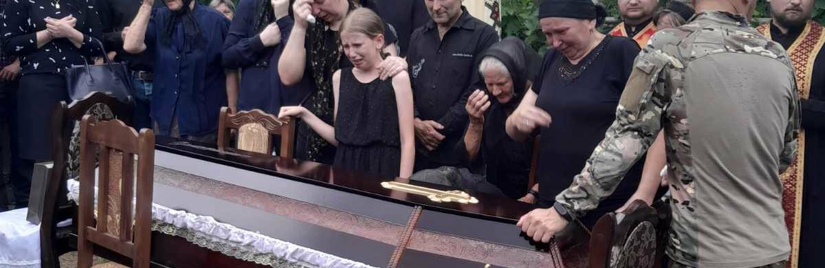 Згорьовані родичі ридали без упину: на Тернопільщині поховали загиблого бійця