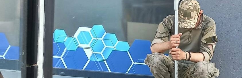 Скандал на Тернопільщині: поранений боєць на милицях долав біль, але не мав де сісти на автовокзалі