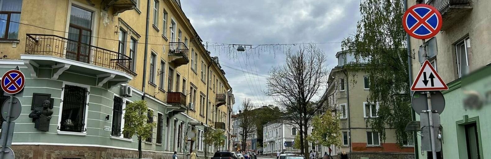 У центрі Тернополя на вулиці з одностороннім рухом, де геть все запарковано, вирішили дозволити їздити в обидва боки