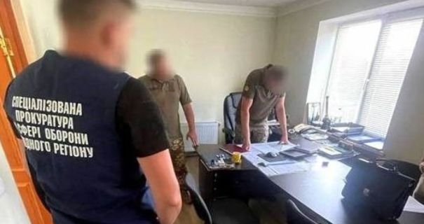 Майже 40 тис гривень за уникнення від мобілізації: на хабарі затримали працівника військкомату 