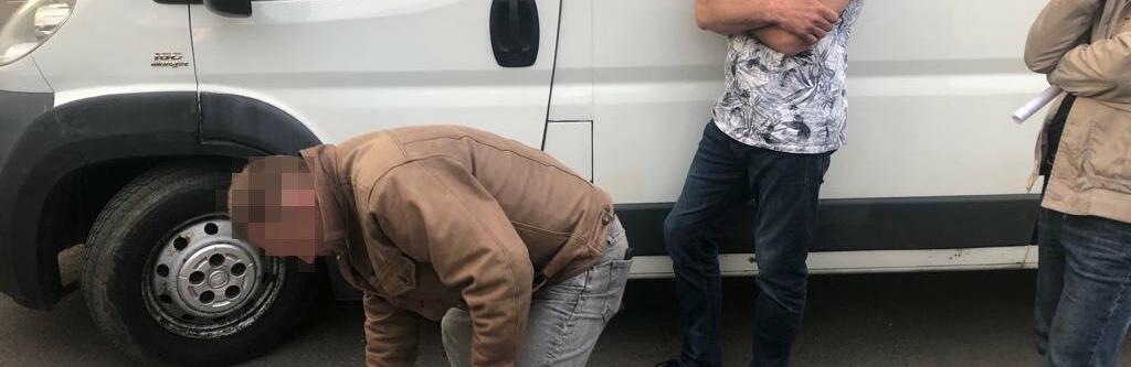 За гроші помагав чоловіку втікати за кордон: у Тернополі викрили керівника благодійної організації