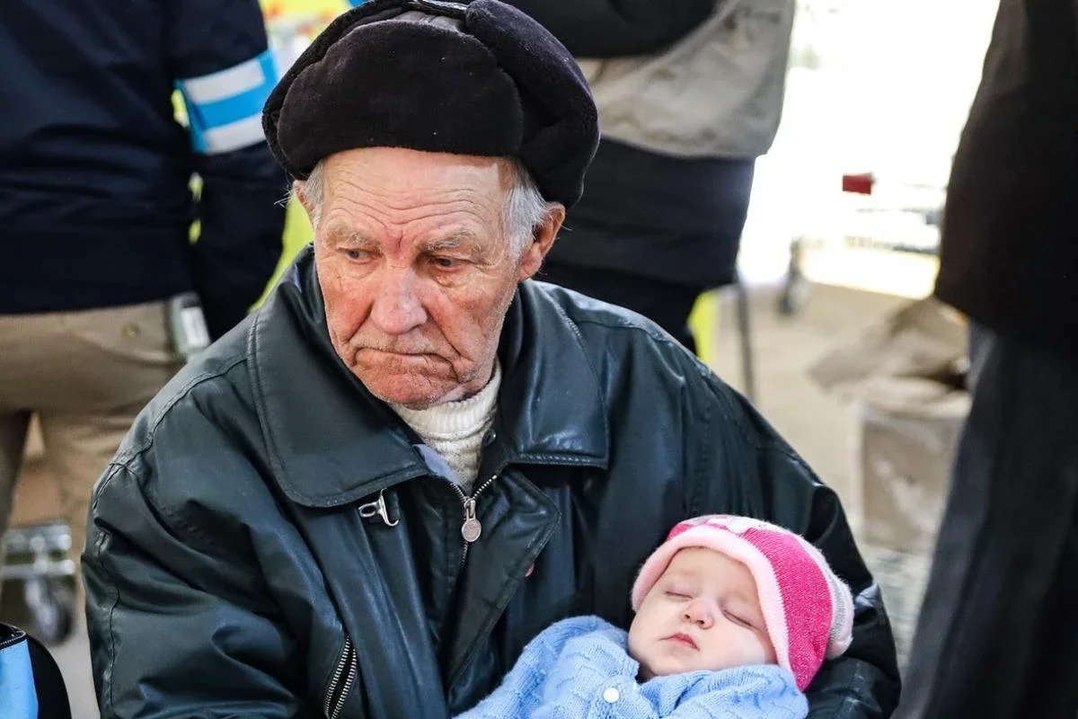 Зворушує до сліз: дідусеві-переселенцеві і його родині люди зібрали кошти на купівлю житла поруч з Тернопільщиною