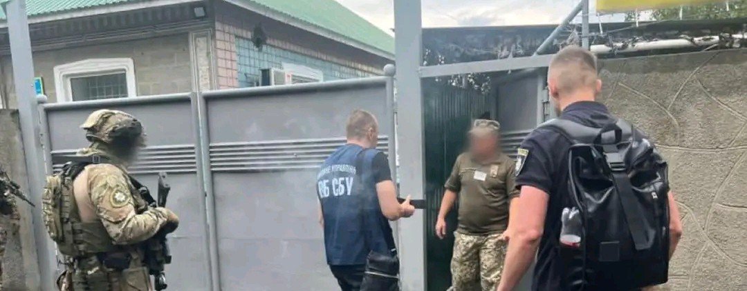 Викрито масштабну схему ухилення від призову: СБУ провела майже 100 обшуків у військкоматах 
