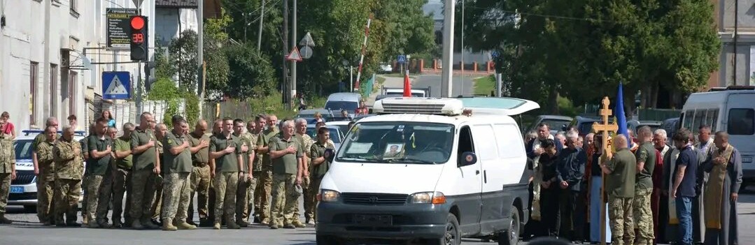 На колінах  зі сльозами на очах: Тернопільській області зустріли тіло полеглого бійця