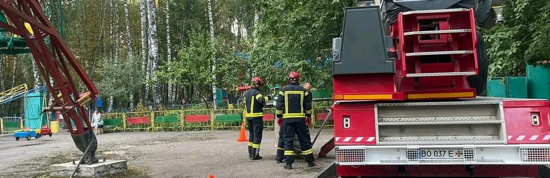У Тернополі в оглядовому колесі застрягли дві дитини