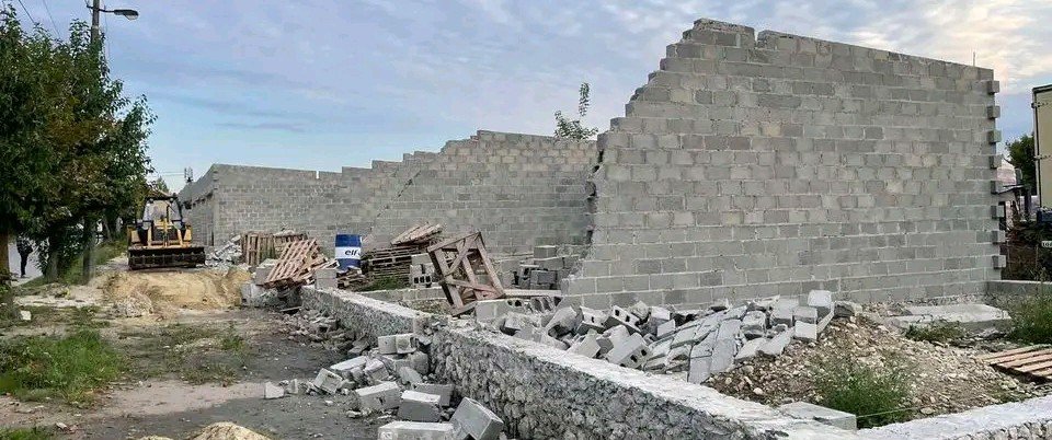 У Тернополі за втручання поліції знесли незаконну забудову