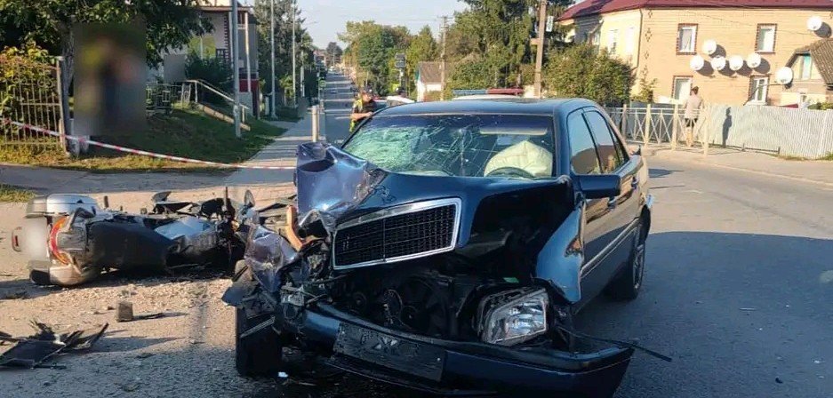 Автомобіль зім'яло: поблизу Тернополя сталася автопригода 