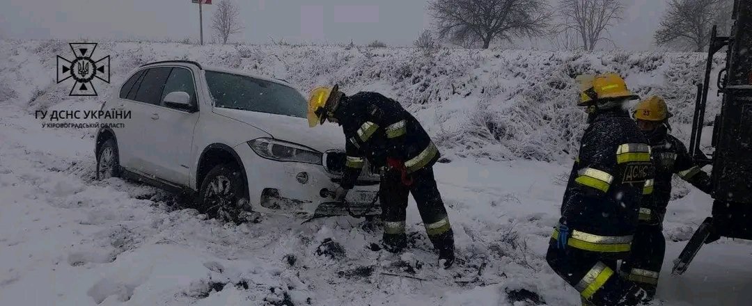 Нереальний холод: деякі регіони заблокувало снігом: зима увірвалася до України