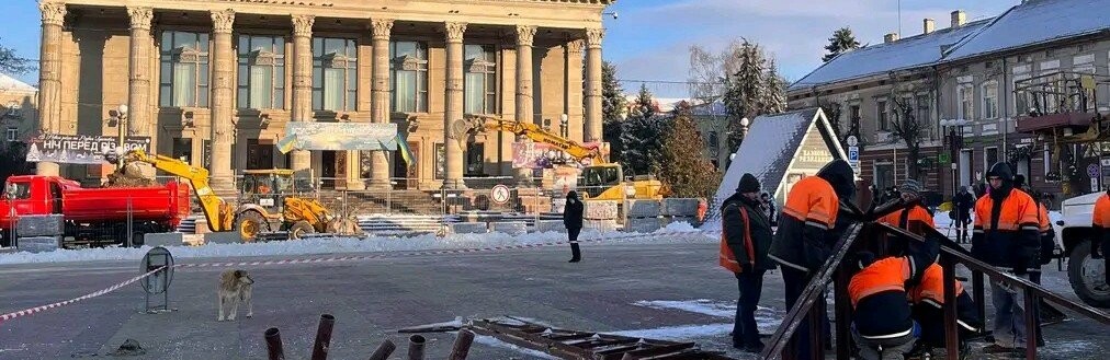 Вихованці садочків, шкіл та переселенці долучилися до створення іграшок, які прикрасять головку ялинку в Тернополі