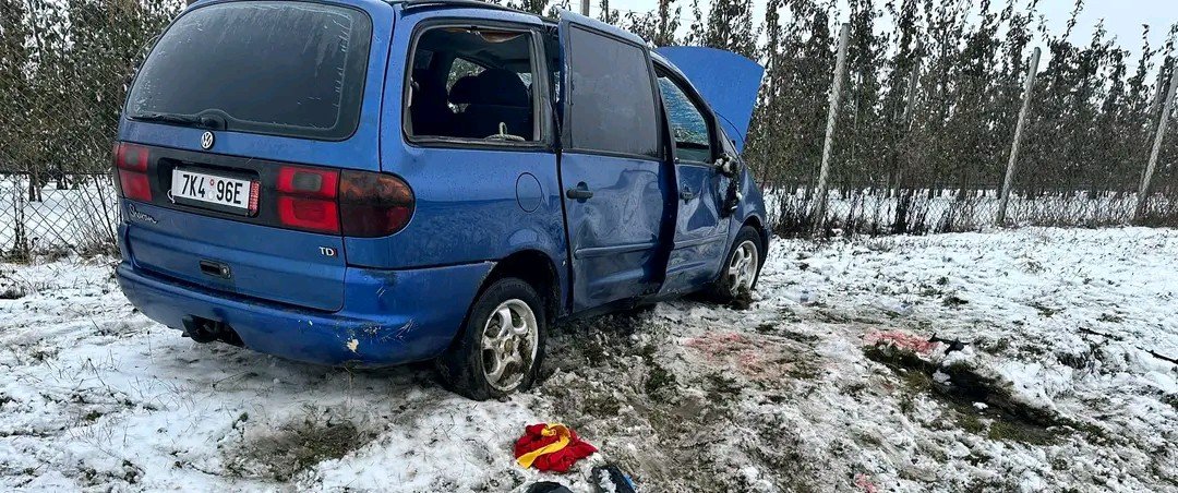 На Тернопільщині через негоду авто знесло з дороги та перекинуло на бік