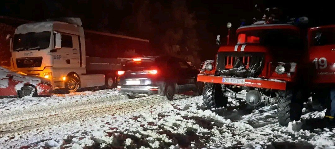 На Тернопільщині вирує негода: в області через негоду застрягли понад 70 авто