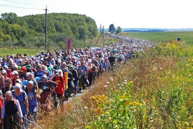 Прочан московської цкеркви, які рухаються до Почаєва, не пускають у села, віряни змушені ночувати в полях