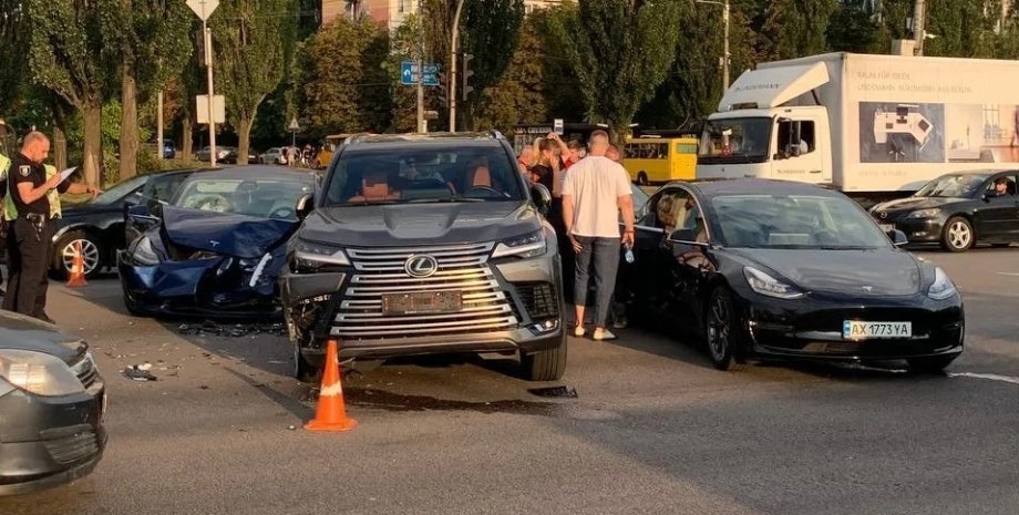 Потерпіла у ДТП з Квітковою звинуватила блогерку-мільйонницю в брехні та заявила, що вона спричинила аварію