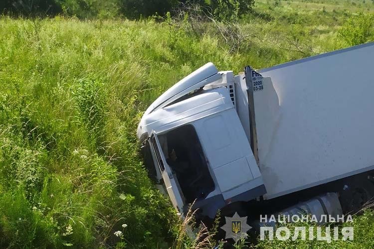 Водій обійшовся переломом ребер: на Тернопільщині вантажівка злетіла в кювет і перекинулася