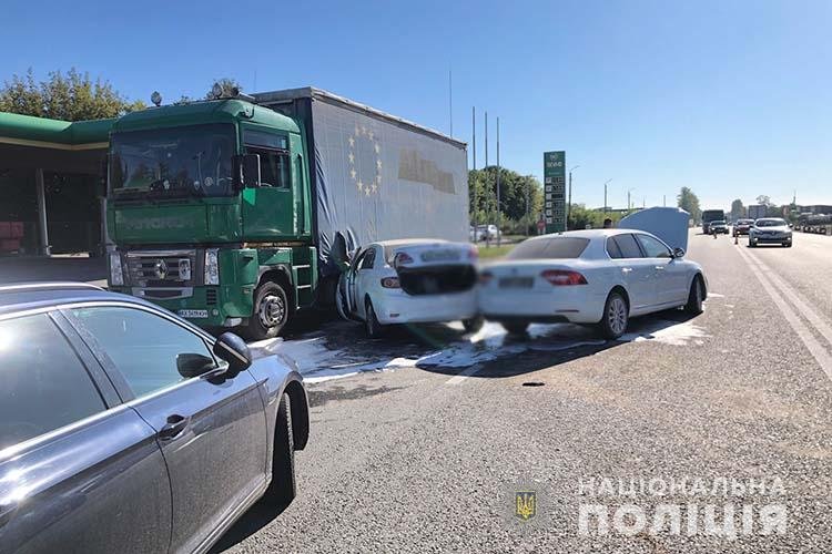 Постраждало четверо людей: стали відомі деталі вчорашньої ДТП у Тернополі