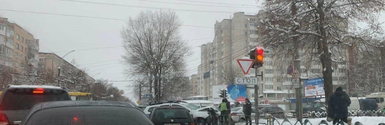 У Тернополі сталася ДТП за участі поліцейського автомобіля 