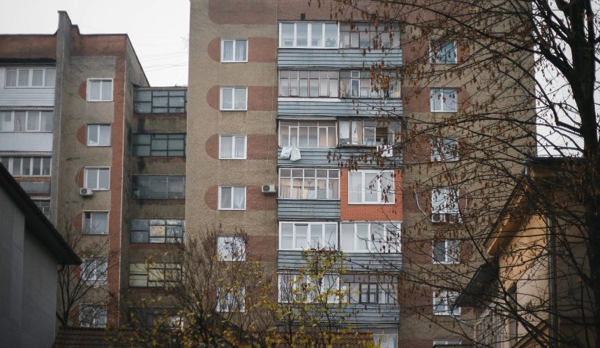 У Тернополі чоловік зачинився на балконі: визволяли його рятувальники