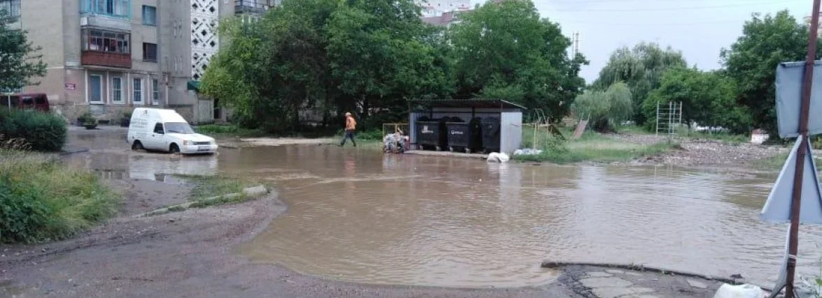 У Тернополі під час дощу у глибокій калабані застрягло авто