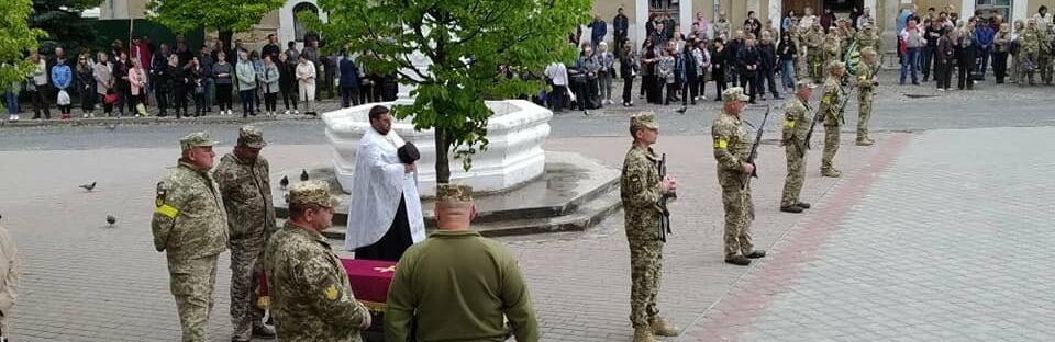 Тернопільщина в скорботі: в останню дорогу провели бійця Петра Осадцу