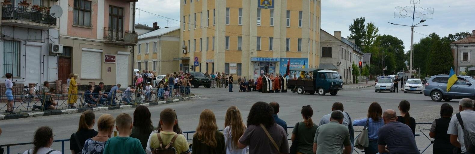 На колінах і з сльозами на очах на Тернопільщині зустрічали тіло загиблого Героя