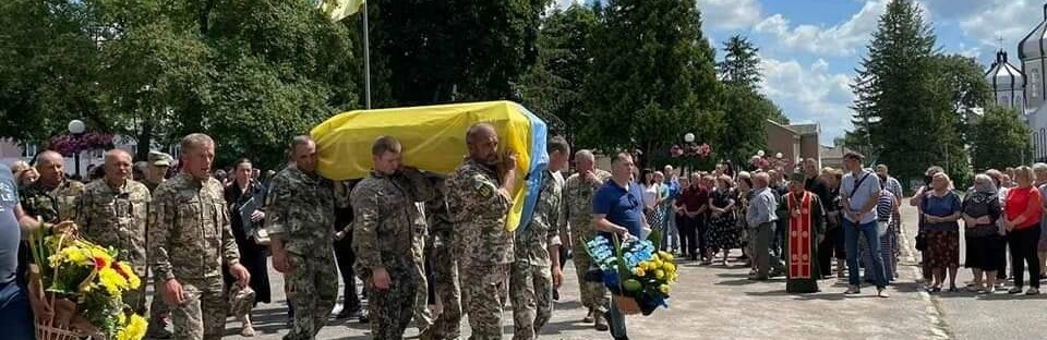 Без люблячого чоловіка і батька залишилися дружина та діти: на Тернопільщині провели в останню путь полеглого бійця