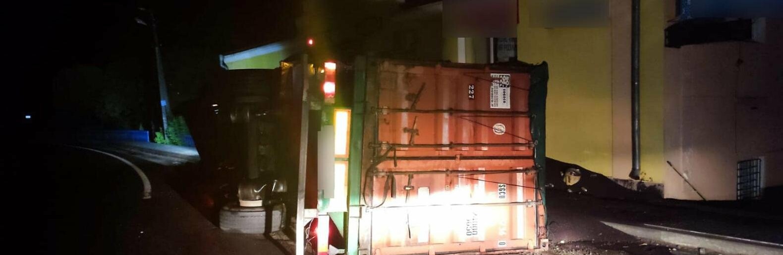 На Тернопільщині п’яний водій перекинувся на вантажівці