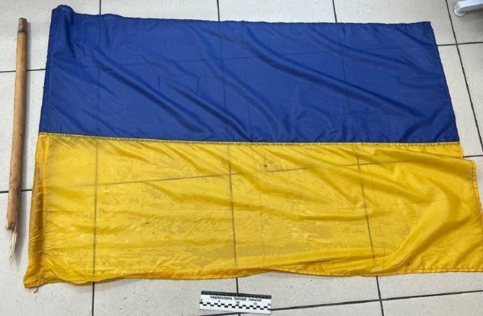 На заході України 34-річний чоловік витирав автомобілі державним прапором