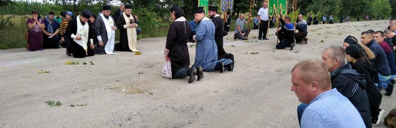 Люди плакали, стоячи на колінах: під Тернополем попрощалися з загиблим бійцем