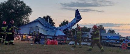 У Польщі літак впав на будівлю, в якій люді ховалися від грози