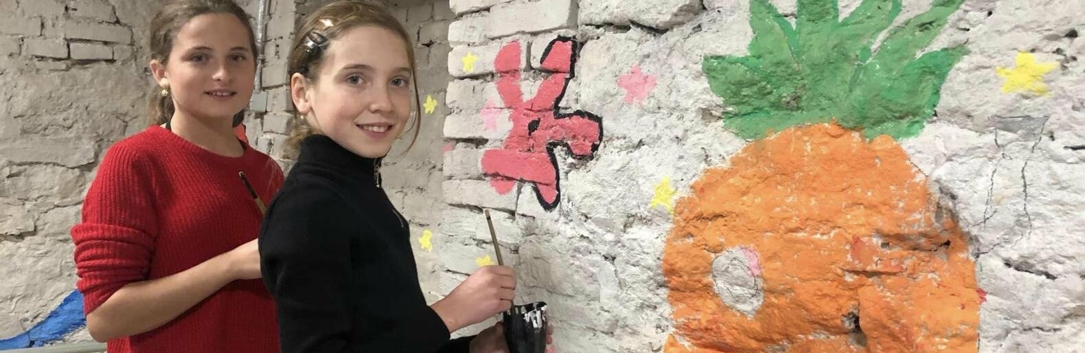 Таке сховище не хочеться покидати: біля Тернополя діти перетворили підвал-укриття на неймовірну красу