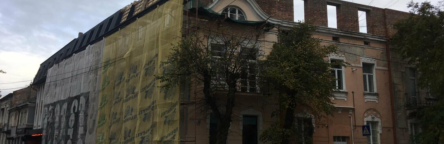 У міській раді не пояснили нардепу, чому не б’ють на сполох через незаконне спотворення старовинного будинку в центрі Тернополя