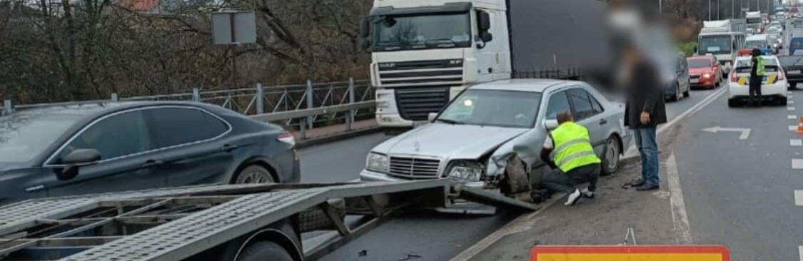 Утворився довжилезний затор: у Тернополі трапилось дві ДТП на одному перехресті