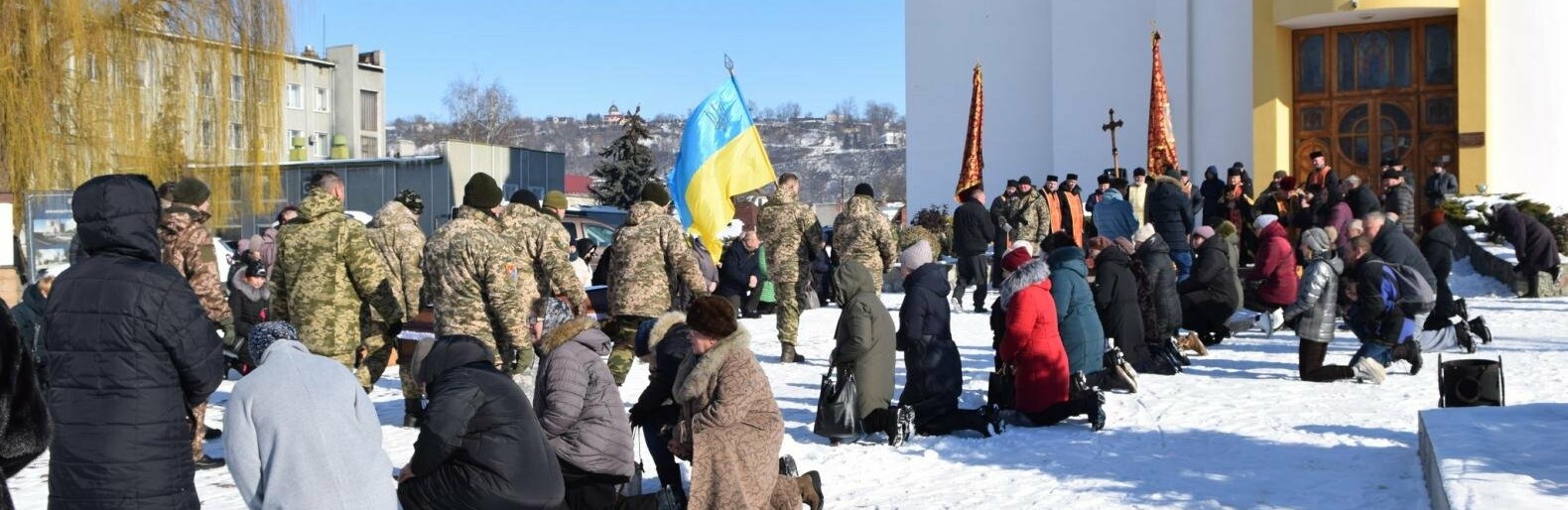 Попри мороз, люди стояли на колінах: на Тернопільщині зустріли полеглого бійця