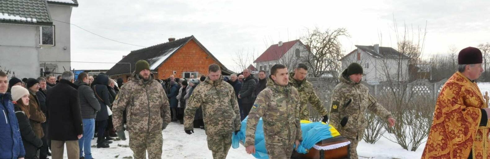 Осиротіло двоє діточок: на Тернопільщині в останню дорогу провели загиблого військовослужбовця