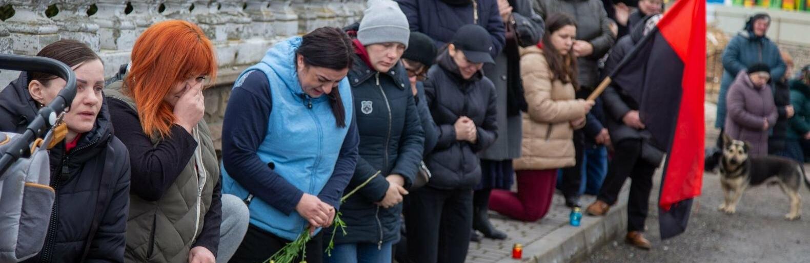 На Тернопільщині люди на колінах зустріли загиблого земляка