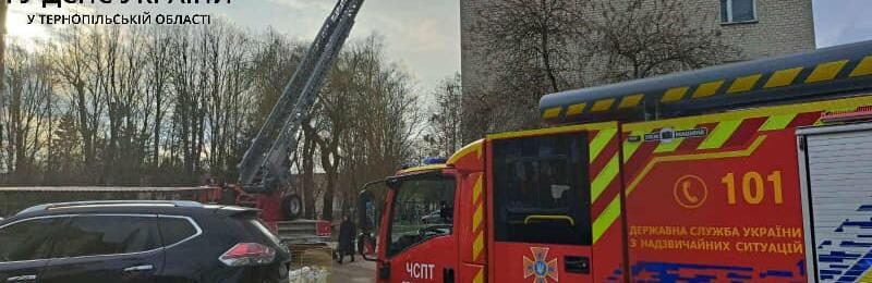 На Східному у Тернополі рятувальники визволяли з квартири 2-річну дитину