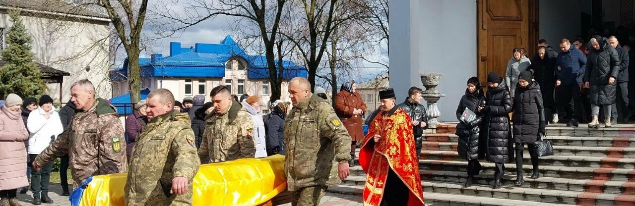 Коли труну винесли з храму, у небі з’явилися три лелеки: на Тернопільщині поховали загиблого бійця