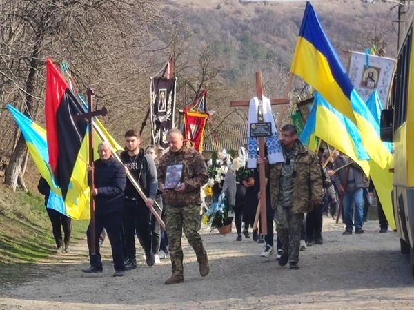 На Тернопільщині в останню дорогу провели загиблого Миколу Деревенчука