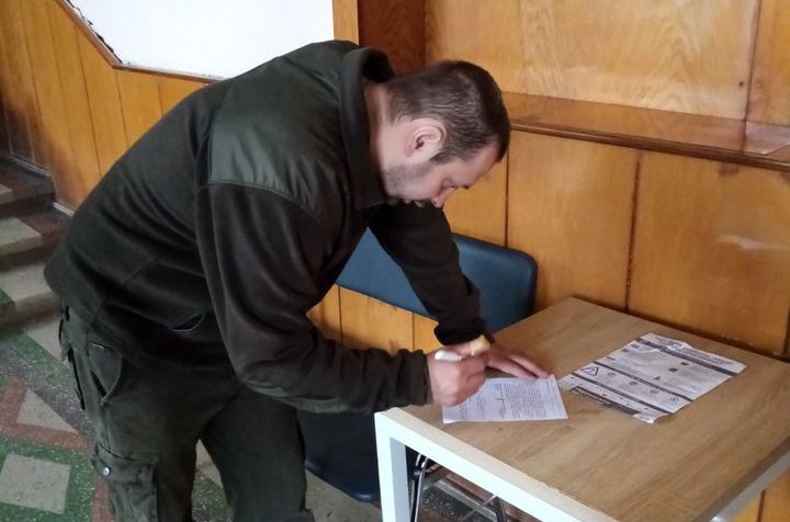 На Тернопільщині мер міста вирішив замінити робочий кабінет на автомат і підписав контракт із ЗСУ 