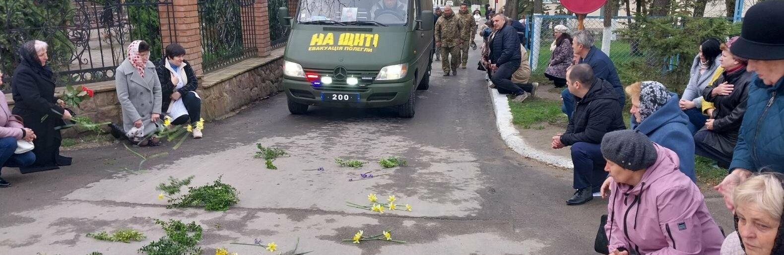 На Тернопільщині на колінах зустріли полеглого воїна