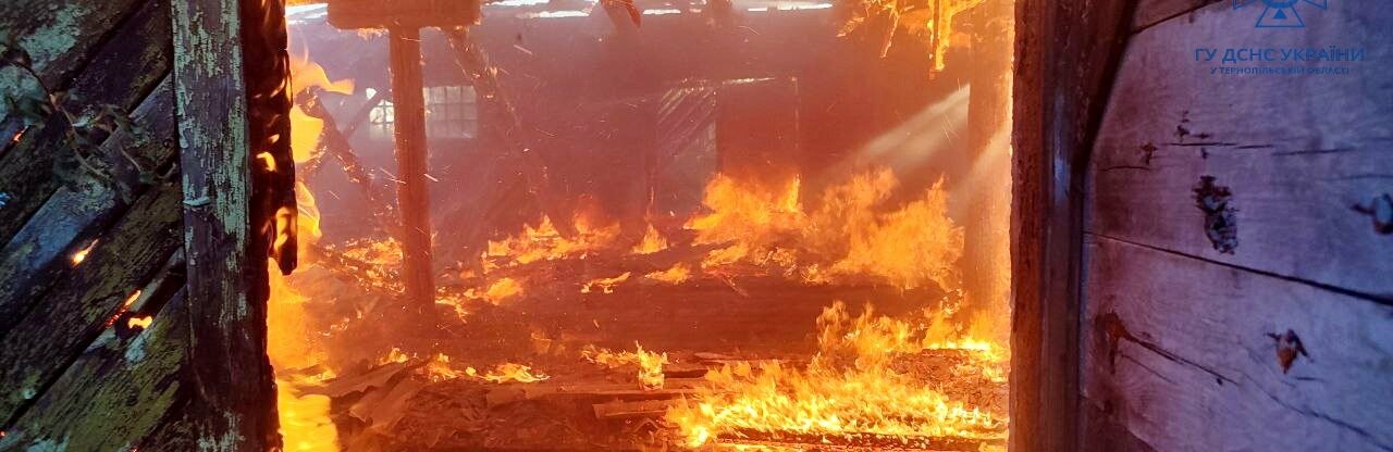 Величезний вогонь охопив будівлі на Тернопільщині