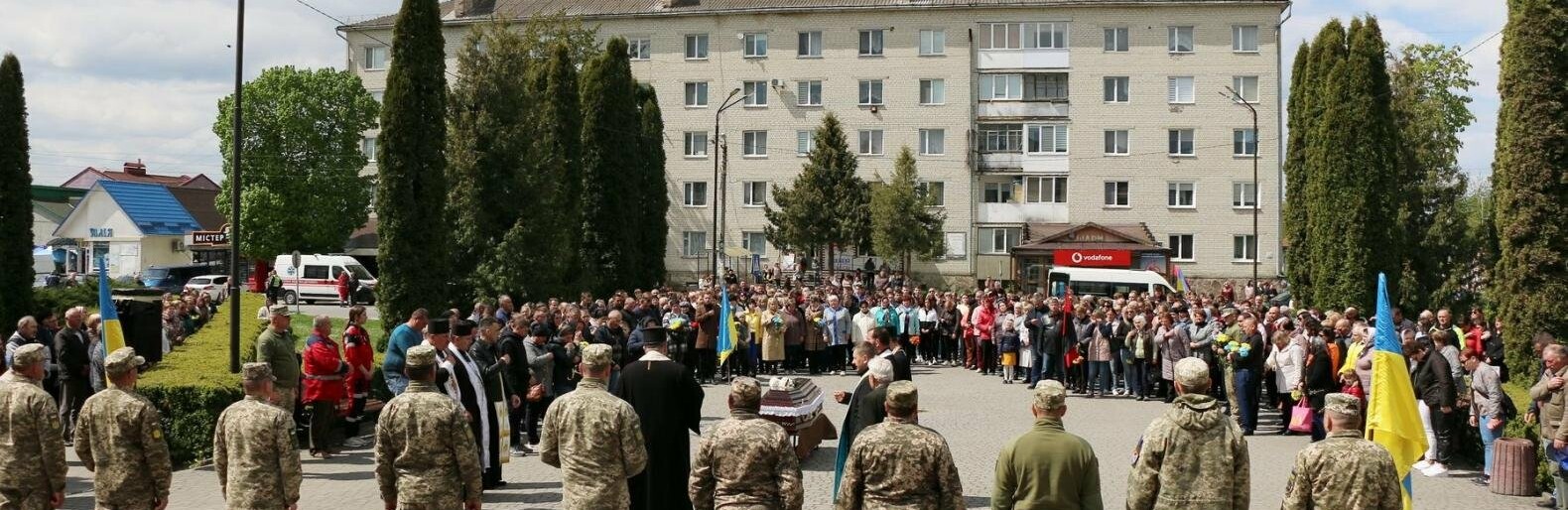 Усе місто стало навколішки: на Тернопільщині зустріли тіло загиблого військовослужбовця