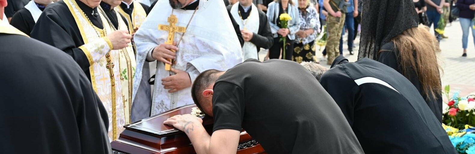 Люди ридали, стоячи на колінах: на Тернопільщині поховали загиблого командира