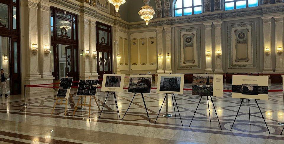 Рік незламності: тернополянка презентувала виставку в парламенті Румунії